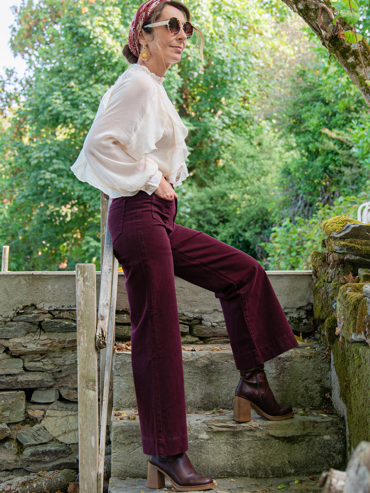 Jean bordeaux Oraije modèle Gasparette porté avec blouse bohème femme