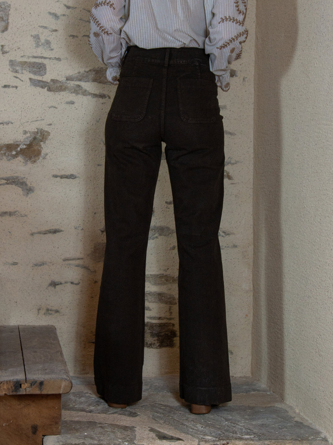 Jean denim chocolat ELENA Oraije femme, vue de dos coupe droite