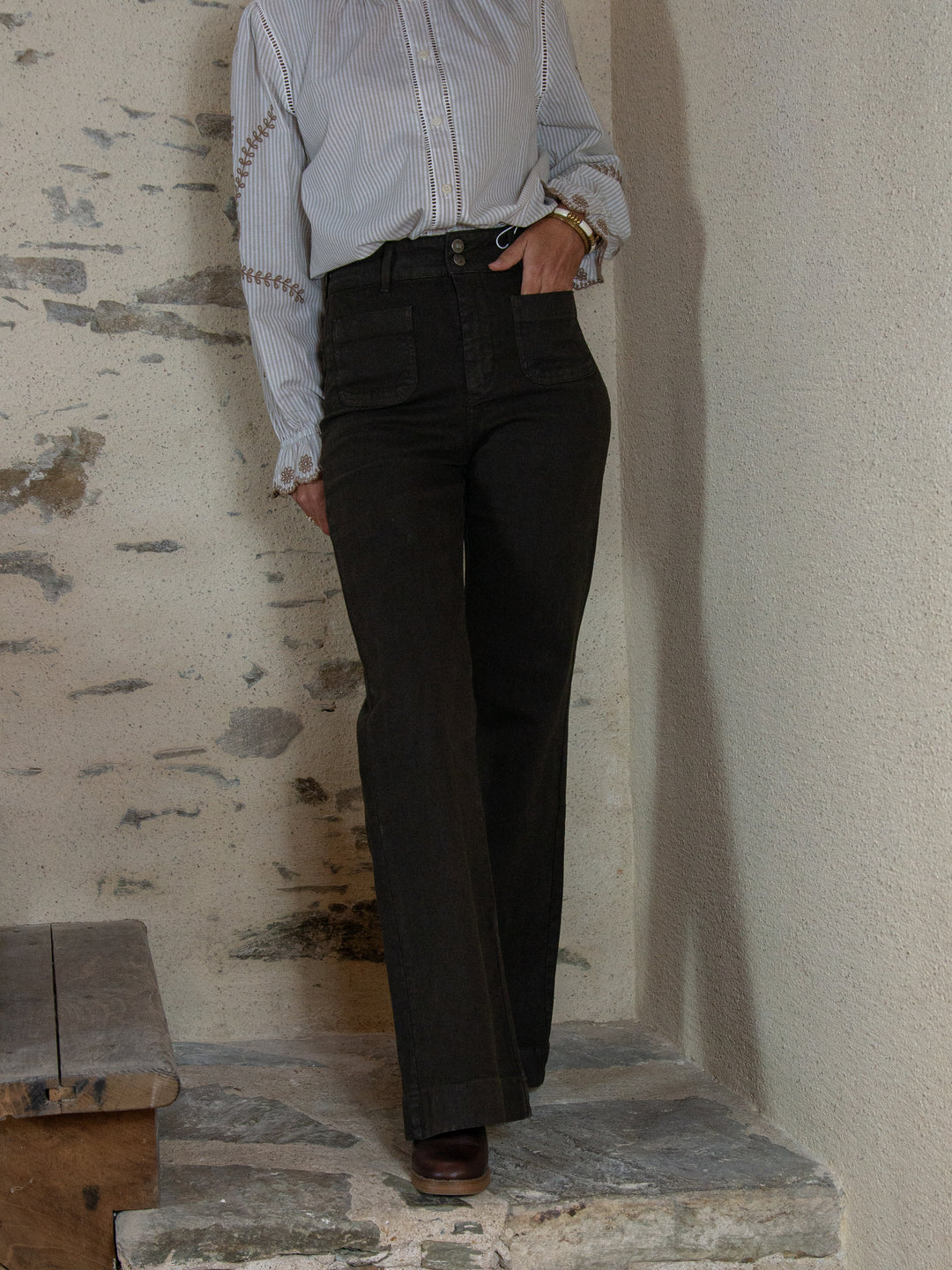 Jean denim chocolat ELENA Oraije femme, vue de face en intérieur