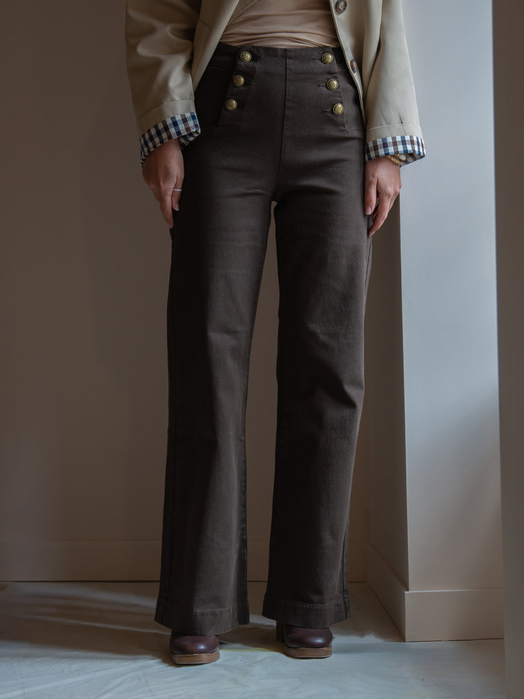 Jean denim chocolat VICTO Oraije vue de face coupe élégante femme