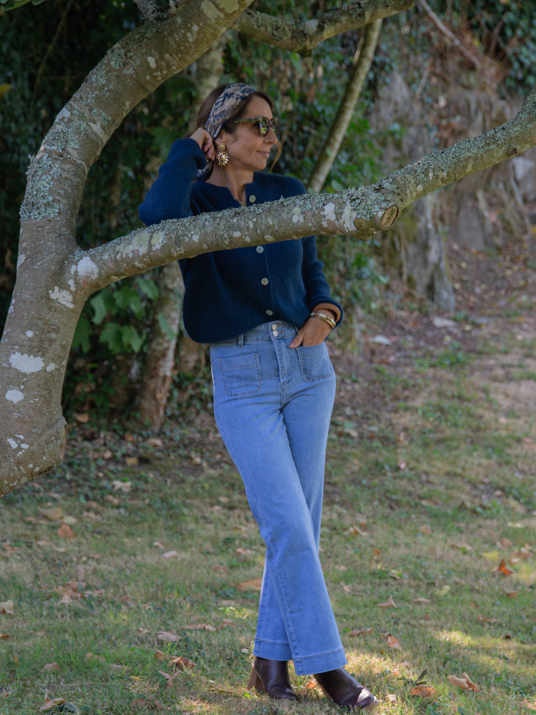Look complet jean denim clair ELENETTE Oraije coupe droite femme porté en extérieur
