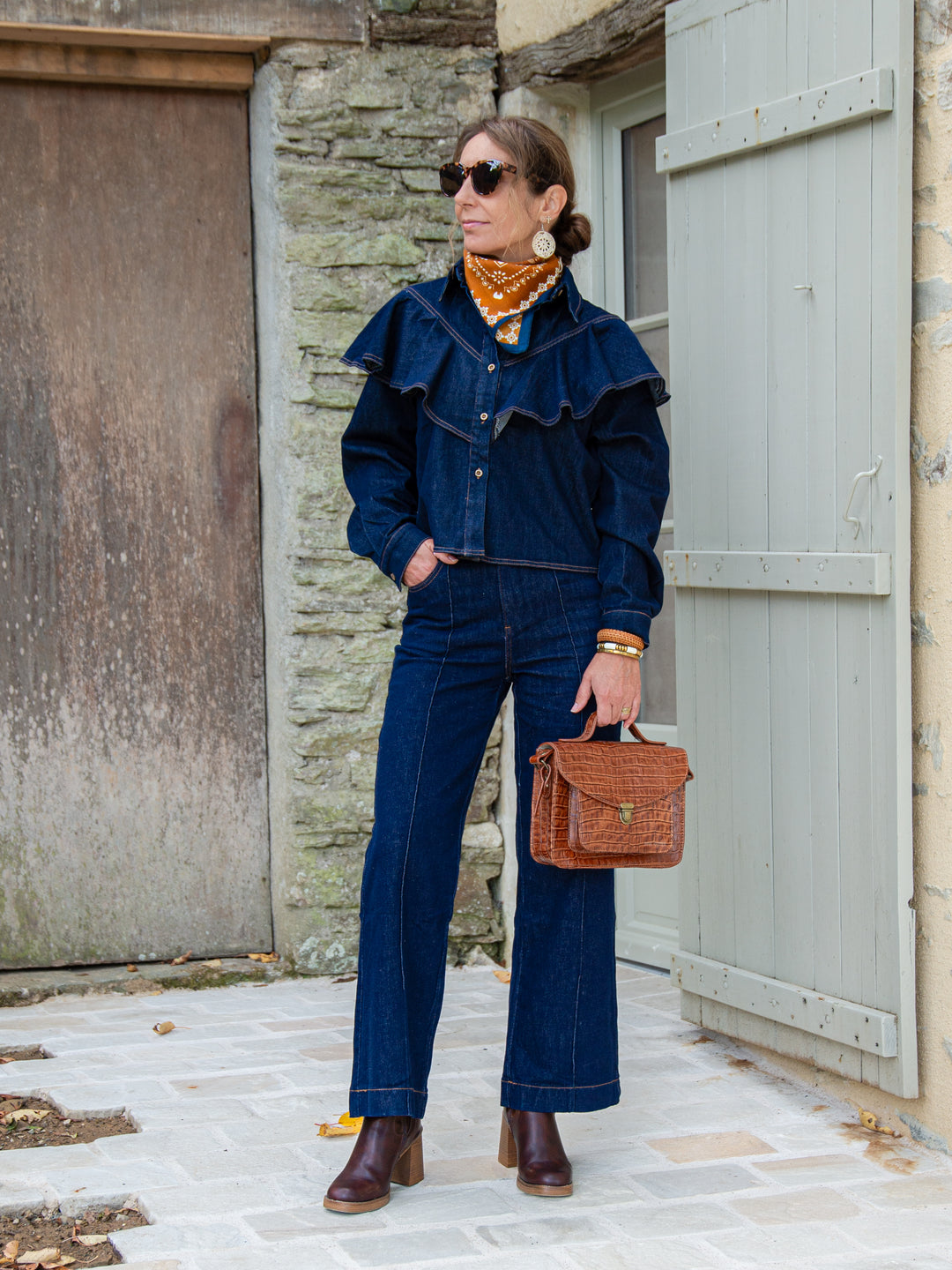 look tendance avec jean Faustinette Oraije femme brut coupe évasée et bottines à talons