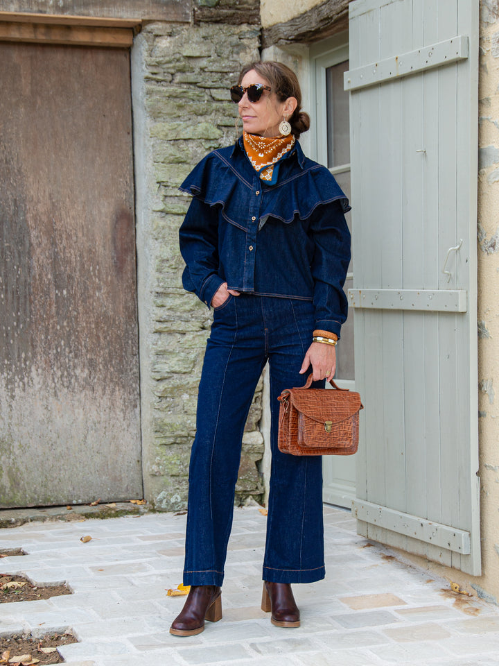 look tendance avec jean Faustinette Oraije femme brut coupe évasée et bottines à talons