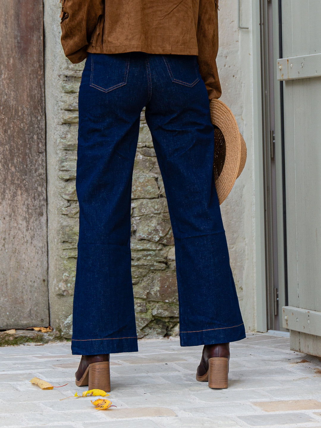 vue arrière du jean Faustinette Oraije femme en denim brut coupe flare, taille haute tendance