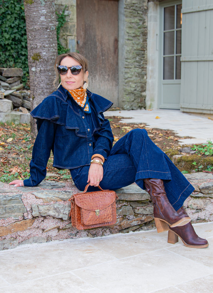 femme portant un ensemble denim avec jean FAUSTINETTE Oraije coupe flare et veste assortie style bohème chic