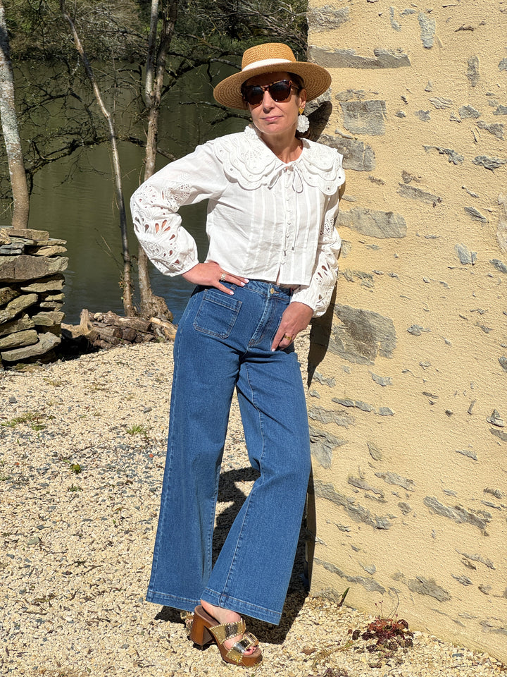 Jean medium stone La Petite Étoile coupe flare taille haute avec poches plaquées à l’avant pour un look casual moderne et élégant