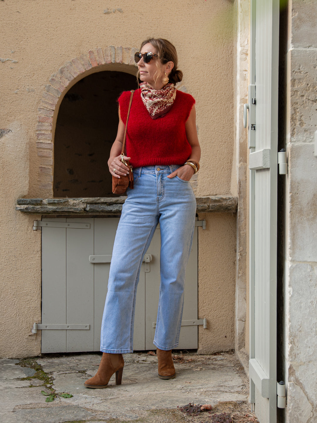 Tenue complète avec le jean Solange Oraije en denim clair, coupe droite moderne et élégante.