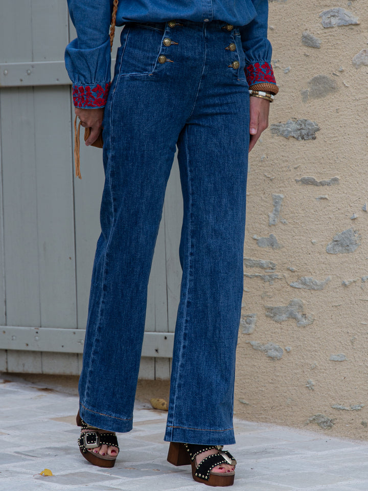 femme portant un jean Victo Oraije coupe évasée en denim bleu, style bohème chic