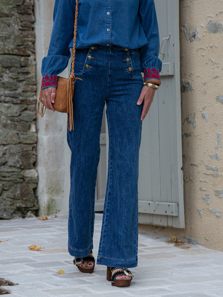 jean Victo Oraije femme taille haute avec double rangée de boutons dorés, coupe droite tendance