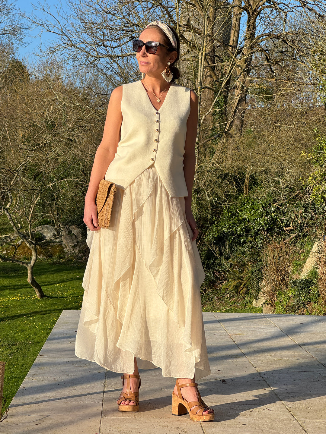 Jupe beige longueur midi en matière vaporeuse avec superposition de volants apportant du volume, idéale pour un look printanier ou estival élégant