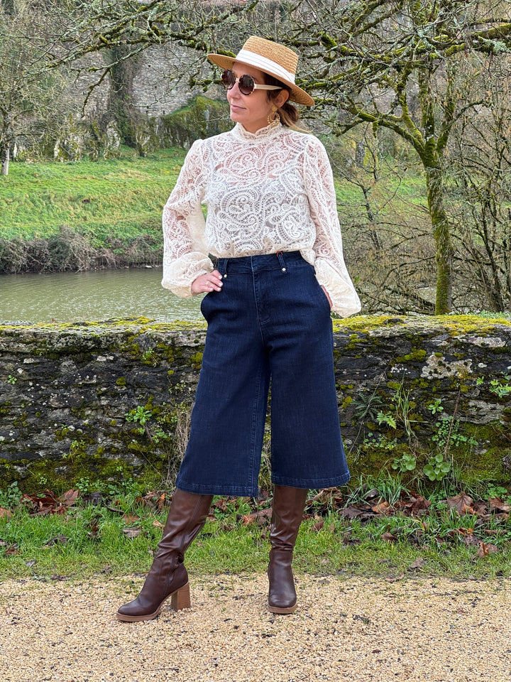 Jupe culotte femme en jean brut La Petite Étoile, forme trapèze élégante et confortable, longueur sous les genoux idéale pour la mi-saison. 