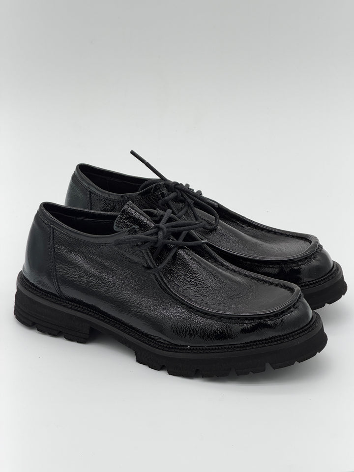 Mocassins noirs en cuir verni Semerdjian 213/100 Naplak Nero pour femme, à lacets, bout arrondi et semelle épaisse crantée noire.