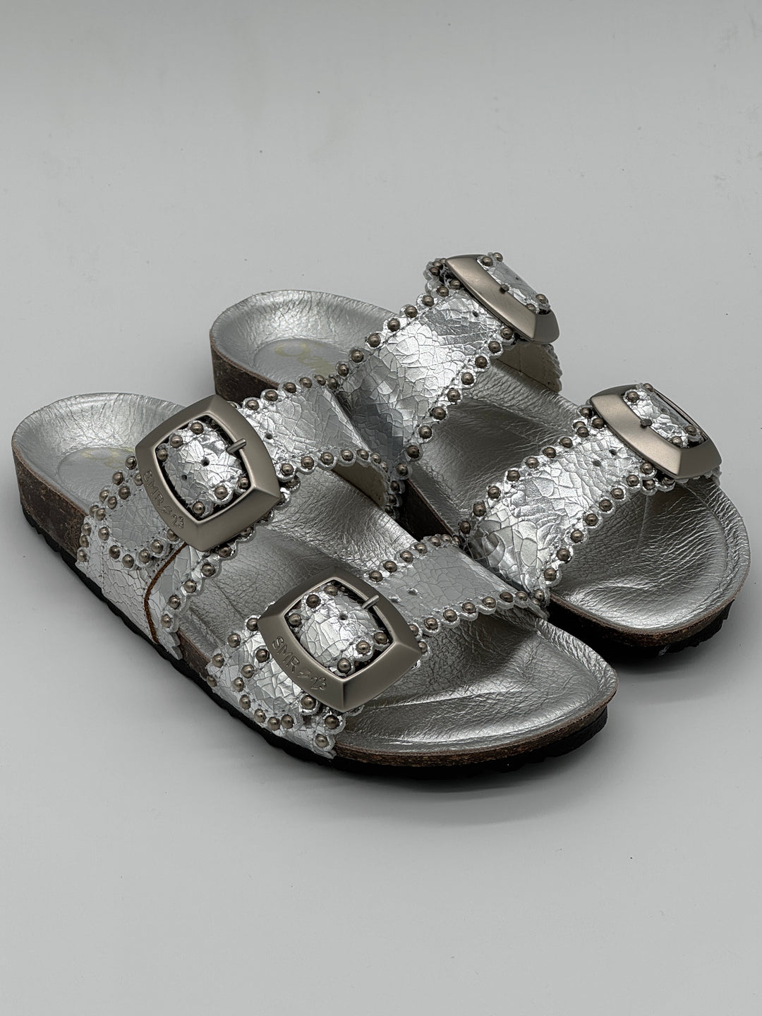Mules argentées Semerdjian en cuir avec double bride et détails clous pour un look tendance et confortable au quotidien