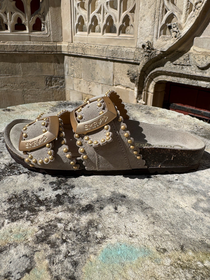 Mules en cuir gris à clous dorés avec brides réglables ARONA Semerdjian, logo SMR23 sur les boucles