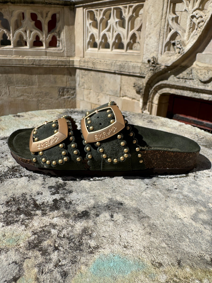 Mules en cuir kaki à clous dorés avec brides réglables ARONA Semerdjian, logo SMR23 sur les boucles