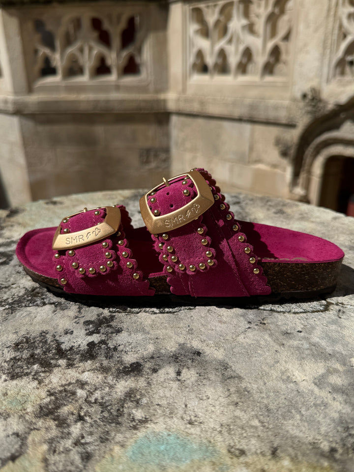 Mules en cuir rose fuchsia à clous dorés avec brides réglables ARONA Semerdjian, logo SMR23 sur les boucles