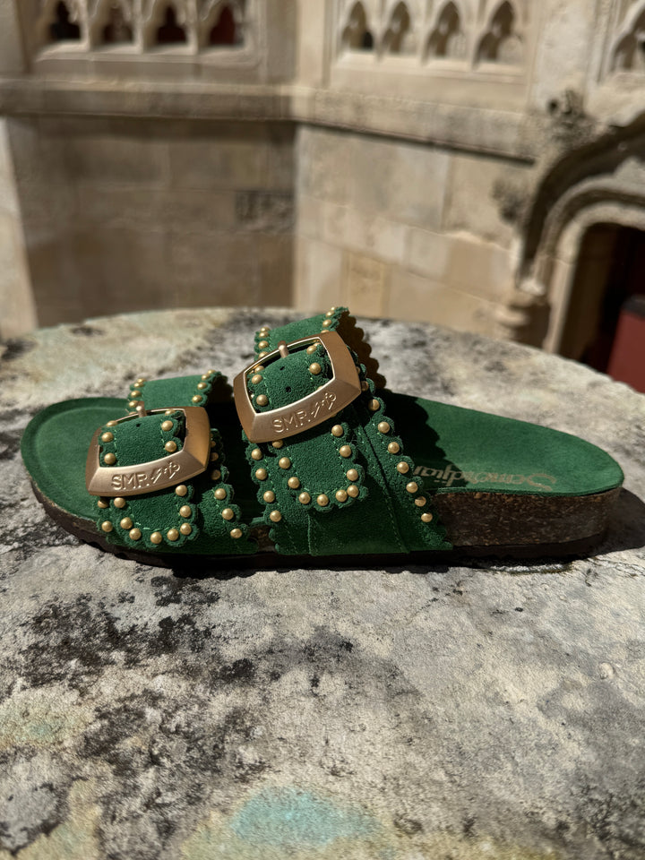 Mules en cuir vert gazon à clous dorés avec brides réglables ARONA Semerdjian, logo SMR23 sur les boucles