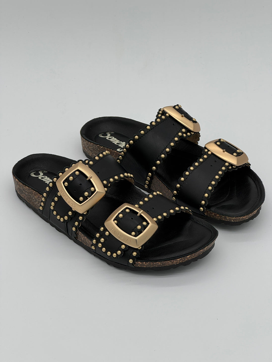 Mules noires Semerdjian en cuir lisse avec double bride et détails clous dorés, légères et confortables pour un look tendance au quotidien
