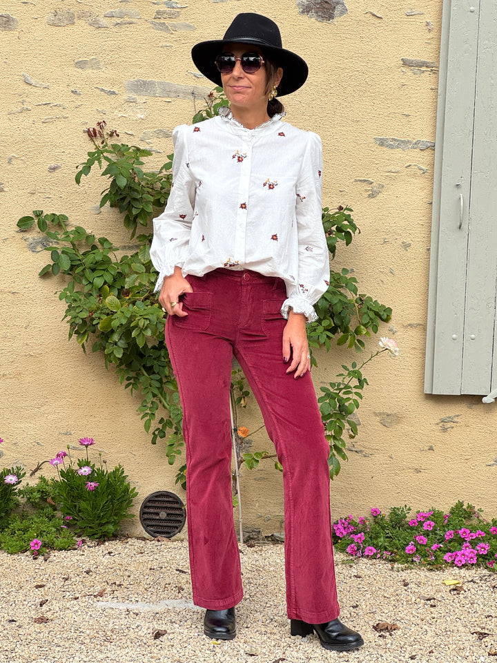 Pantalon bordeaux en velours lisse SONNY La Petite Étoile pour femme, taille haute, coupe légèrement évasée et poches plaquées devant.