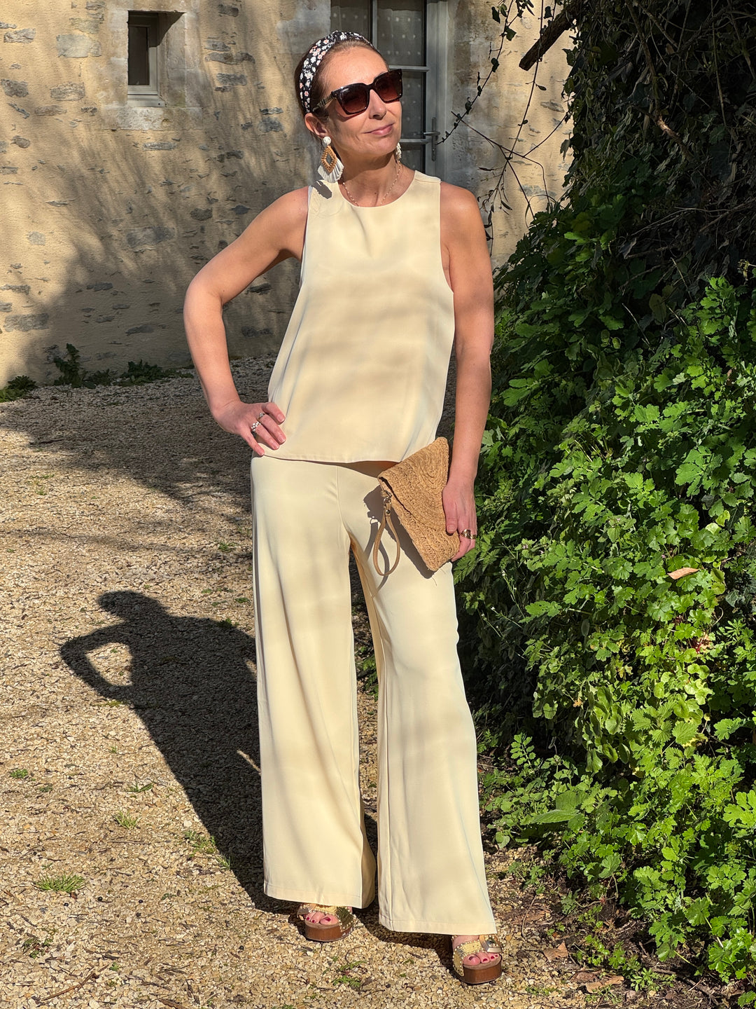 Pantalon jaune taille haute à coupe droite fluide et structurée, élégant et confortable pour une allure chic au quotidien