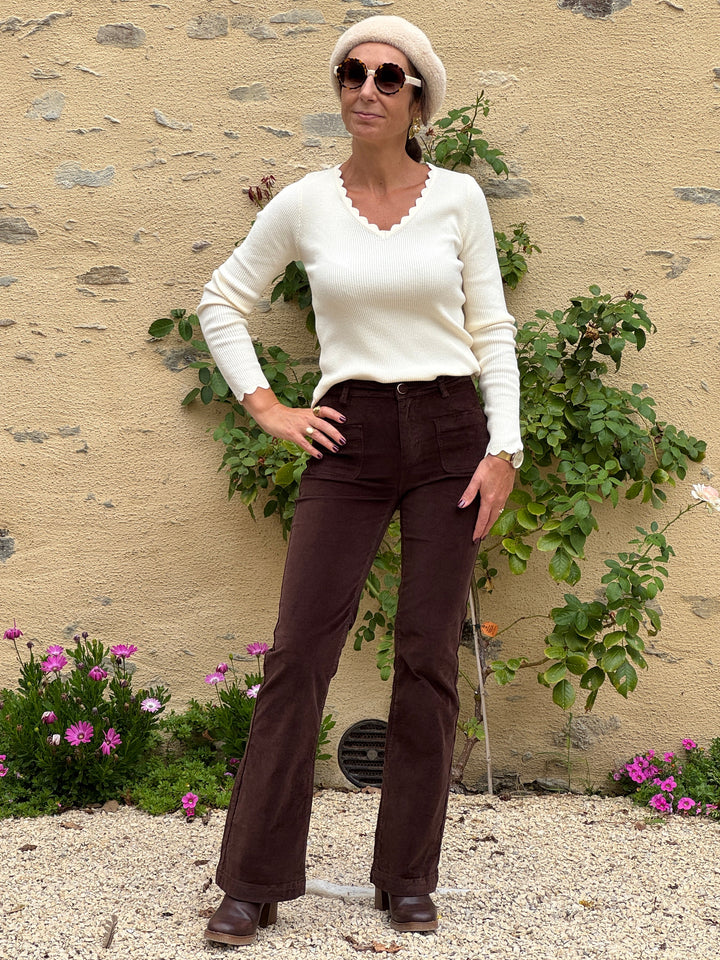Pantalon marron en velours lisse SONNY La Petite Étoile pour femme, coupe évasée taille haute avec poches plaquées, style rétro chic.