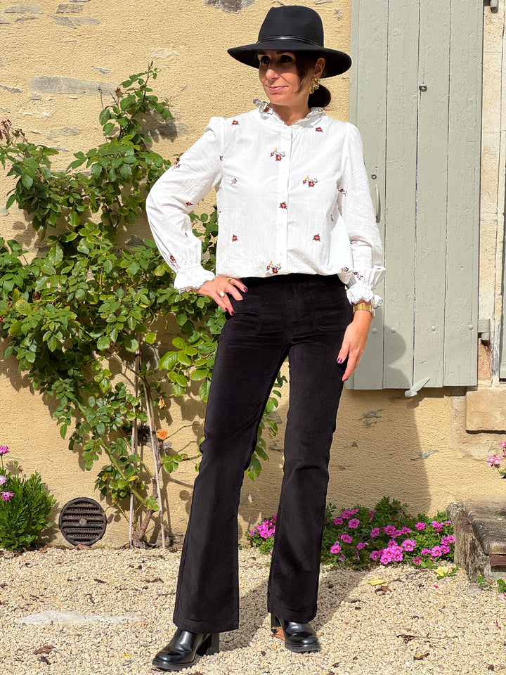 Pantalon noir en velours lisse SONNY La Petite Étoile pour femme, coupe évasée et taille haute, style chic rétro.