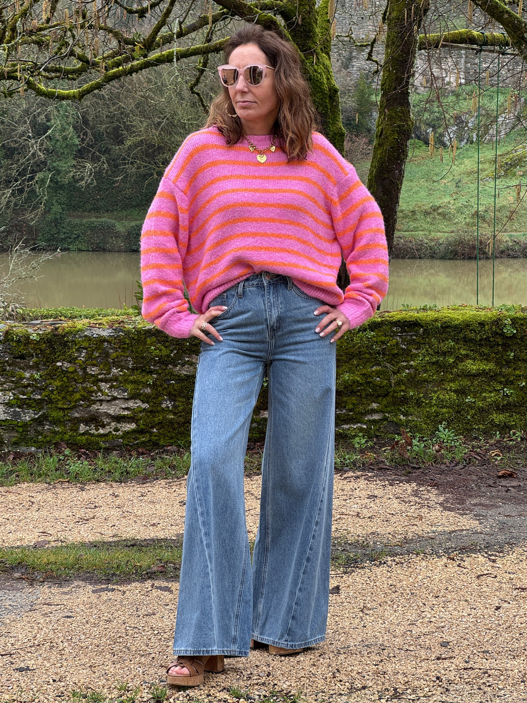 Pantalon palazzo femme en denim clair taille medium, coupe longue et fluide de la marque Oraije, jean large tendance et confortable