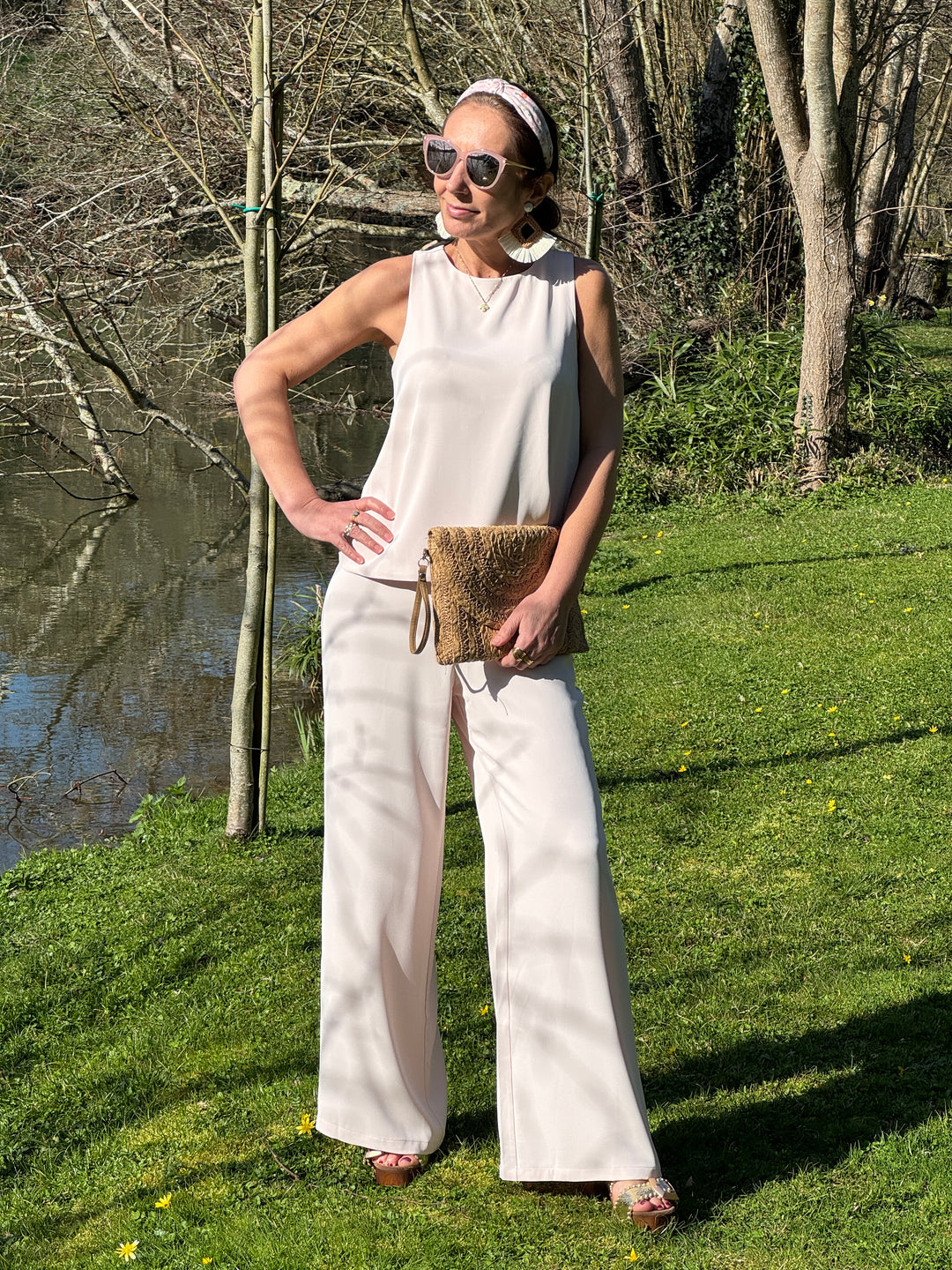 Pantalon rose taille haute à coupe droite fluide et structurée, élégant et confortable pour une allure chic au quotidien