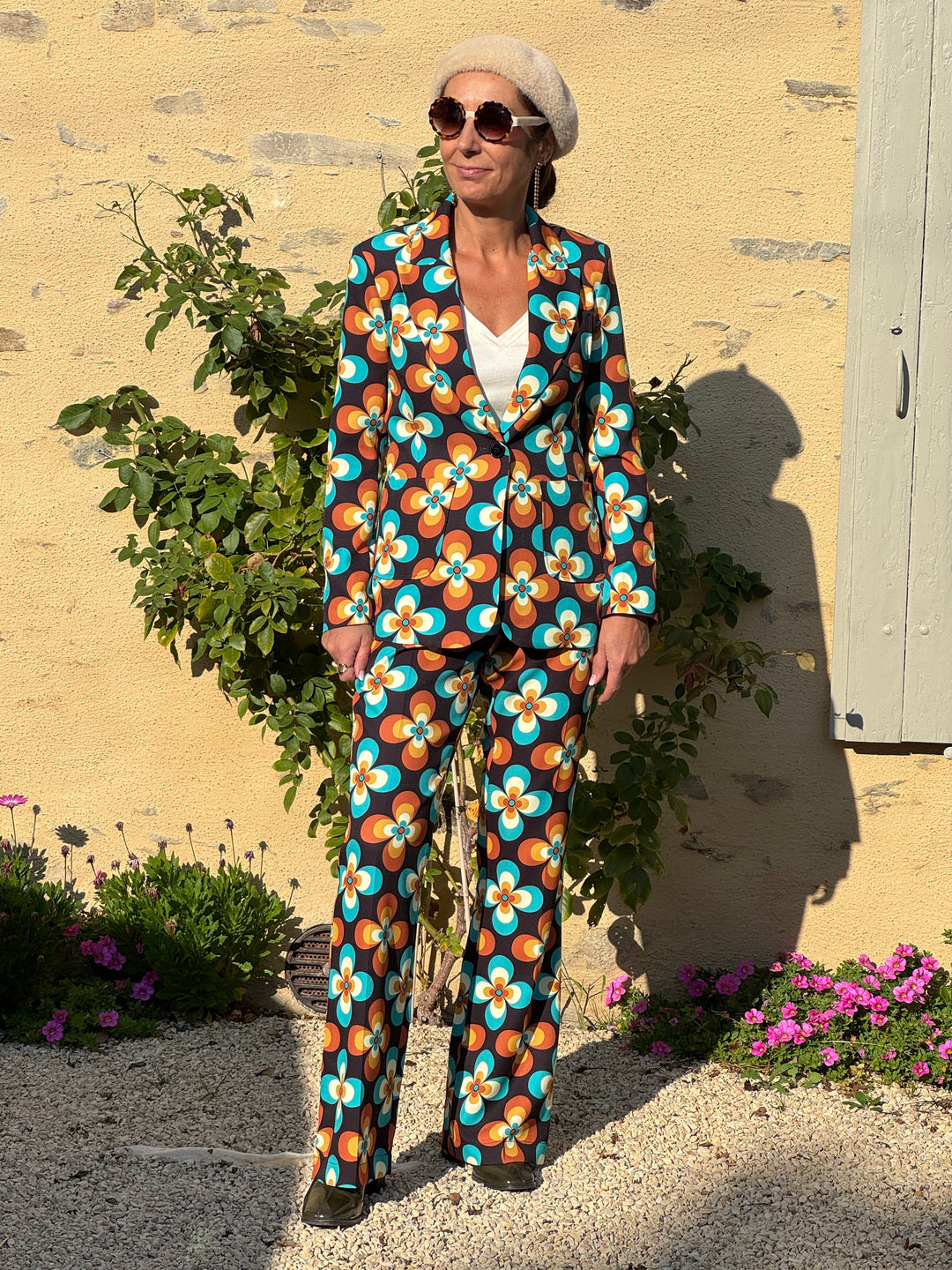 Pantalon SEVENTIES n°16 Hippocampe pour femme, imprimé grosses fleurs camel, turquoise et écru sur fond marron foncé, coupe droite esprit rétro années 70.