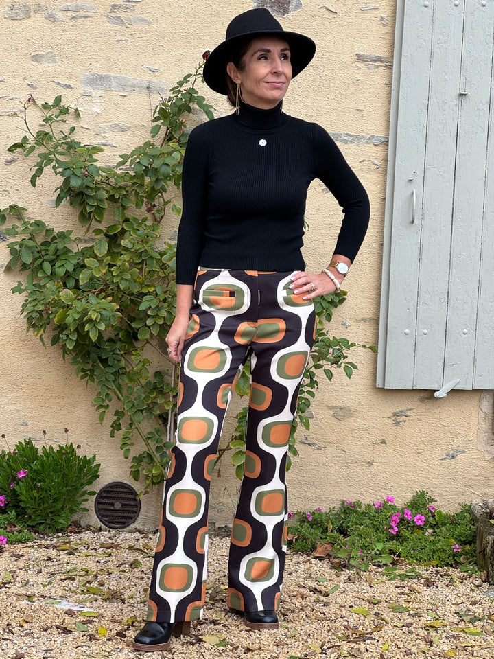 Pantalon SEVENTIES n°172 Hippocampe pour femme, coupe évasée, imprimé géométrique rétro aux couleurs noir, orange, kaki et écru, style années 70.