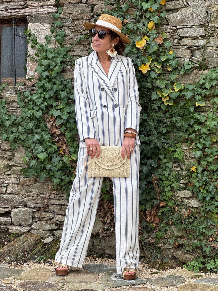 Pantalon taille haute à rayures bleues sur fond écru, coupe fluide et structurée