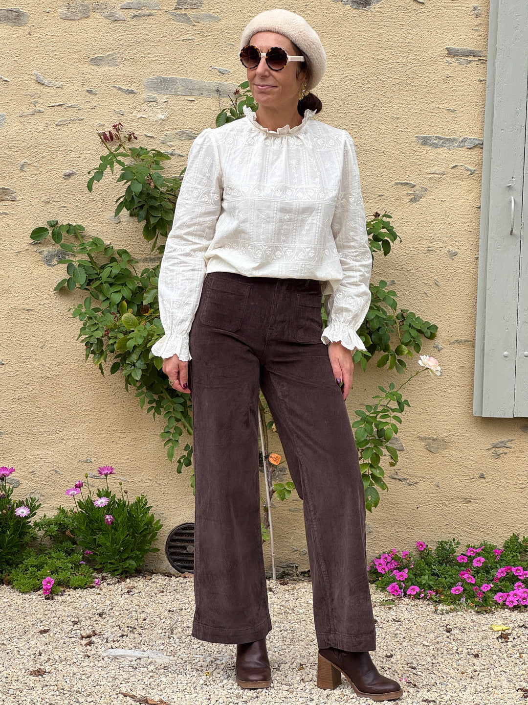 Pantalon marron en velours côtelé ATLANTY La Petite Étoile pour femme, taille haute, coupe large droite et poches plaquées devant.