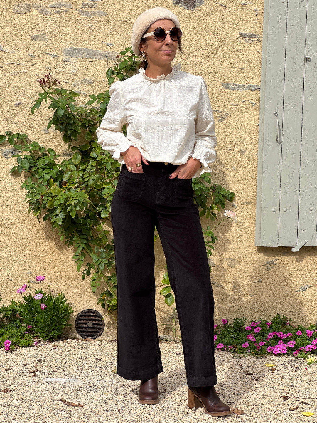 Pantalon noir en velours côtelé ATLANTY La Petite Étoile pour femme, taille haute, coupe large droite et poches plaquées devant.