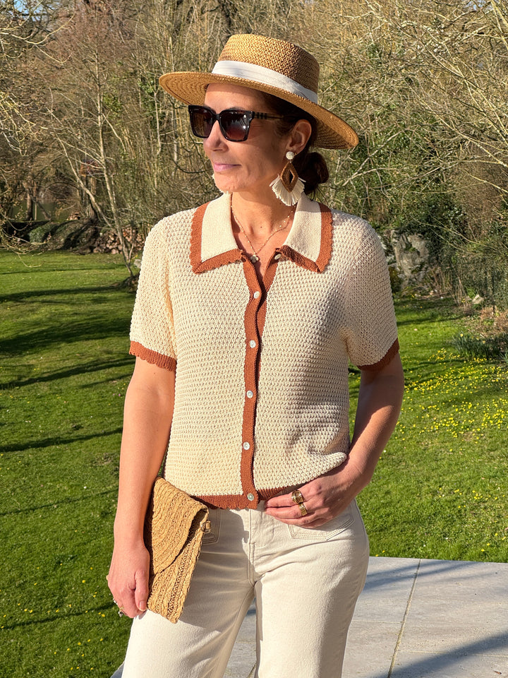 Polo crochet beige à manches courtes avec détails camel et col polo, style naturel et élégant idéal pour le printemps et l’été
