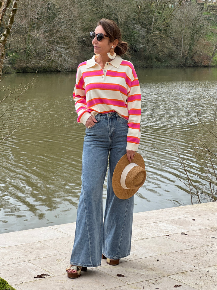 Polo manches longues style marinière à rayures fuchsia et orange sur fond beige, look casual chic femme mi-saison