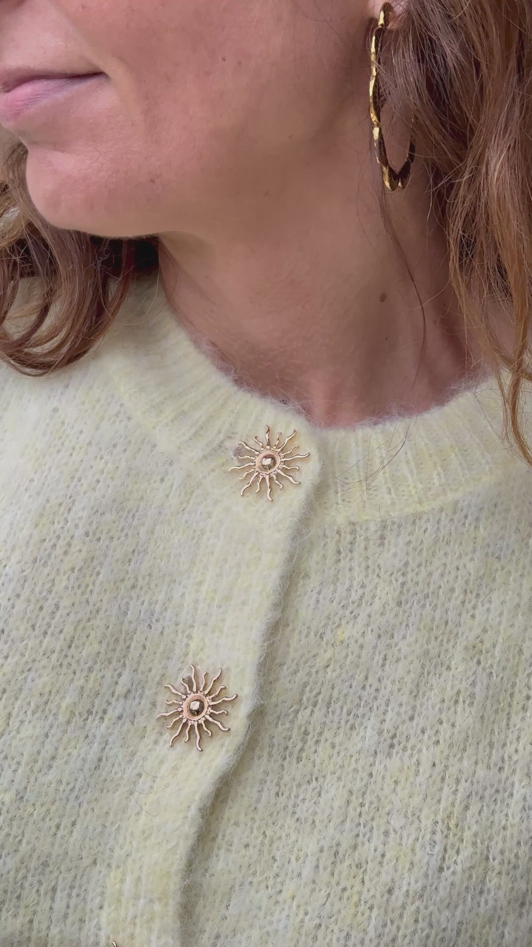 Gilet jaune boutons soleils dorés EMERIC