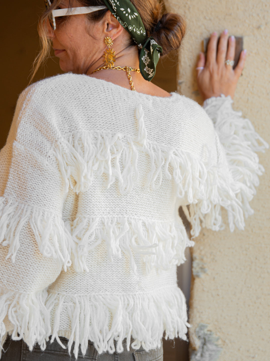 Pull à franges écru tendance vu de dos – mode femme automne hiver