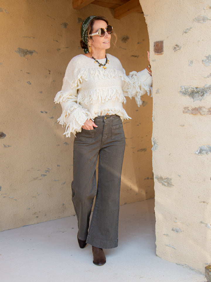 Pull à franges écru style bohème chic femme en extérieur