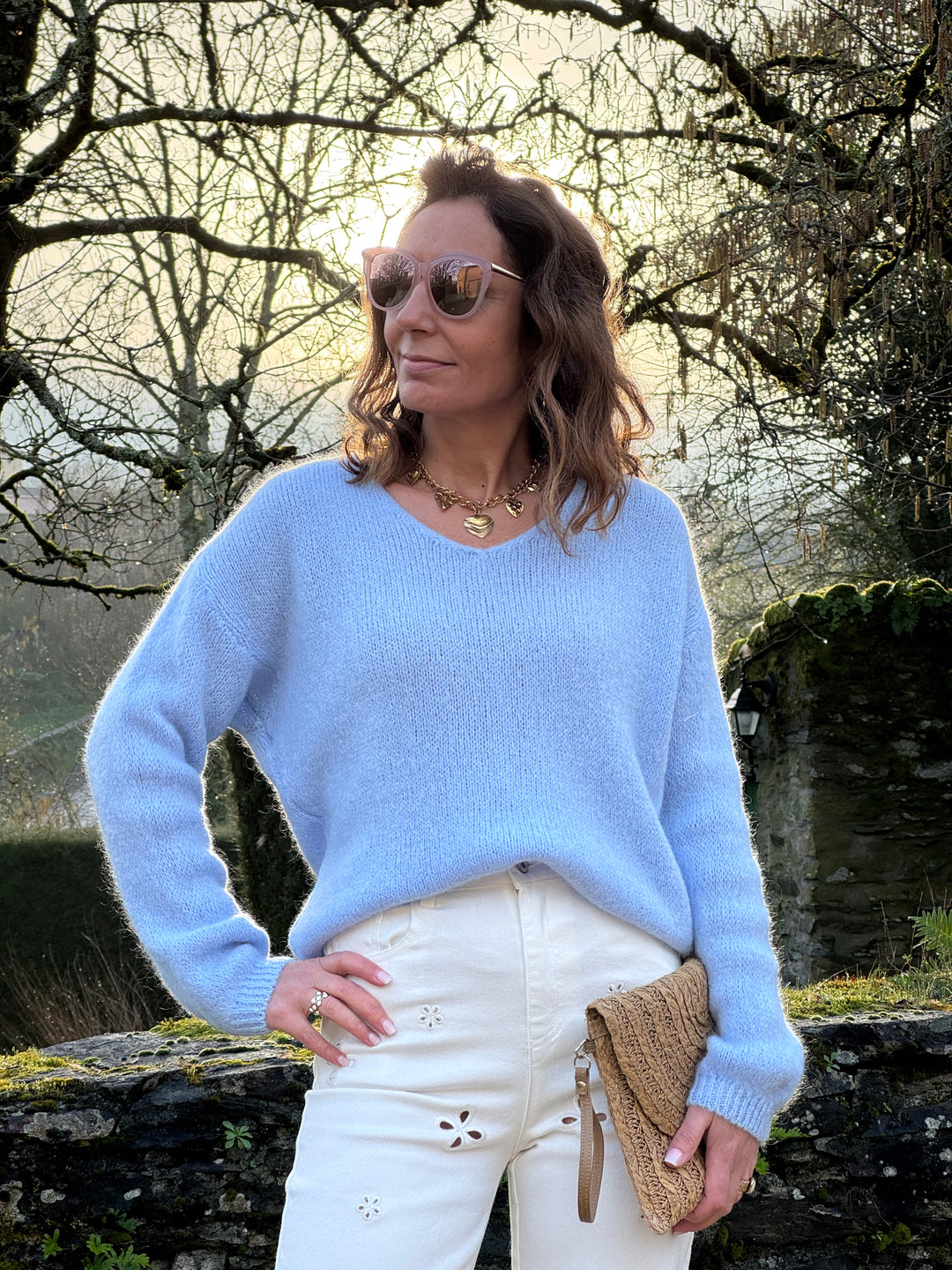 Pull bleu femme col V en maille douce avec manches longues et finitions resserrées aux poignets et à la taille, pull confortable et lumineux pour la mi-saison