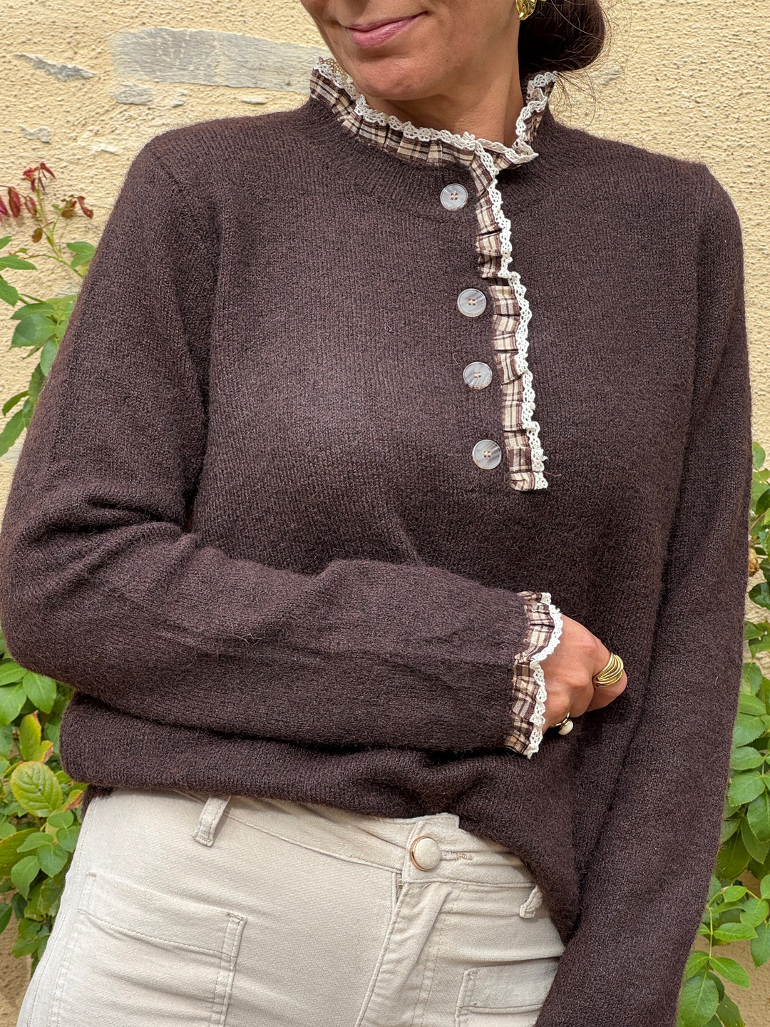 Pull EULALIE In April 1986 marron femme avec col montant volanté à motif écossais et finitions en dentelle écrue.