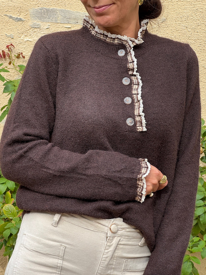 Pull EULALIE In April 1986 marron femme avec col montant volanté à motif écossais et finitions en dentelle écrue.