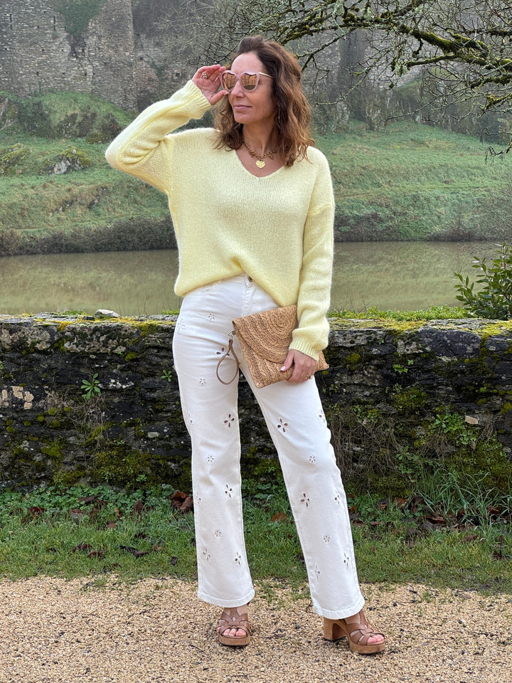 Pull jaune femme col V en maille douce avec manches longues et finitions resserrées aux poignets et à la taille, pull lumineux et confortable pour la mi-saison