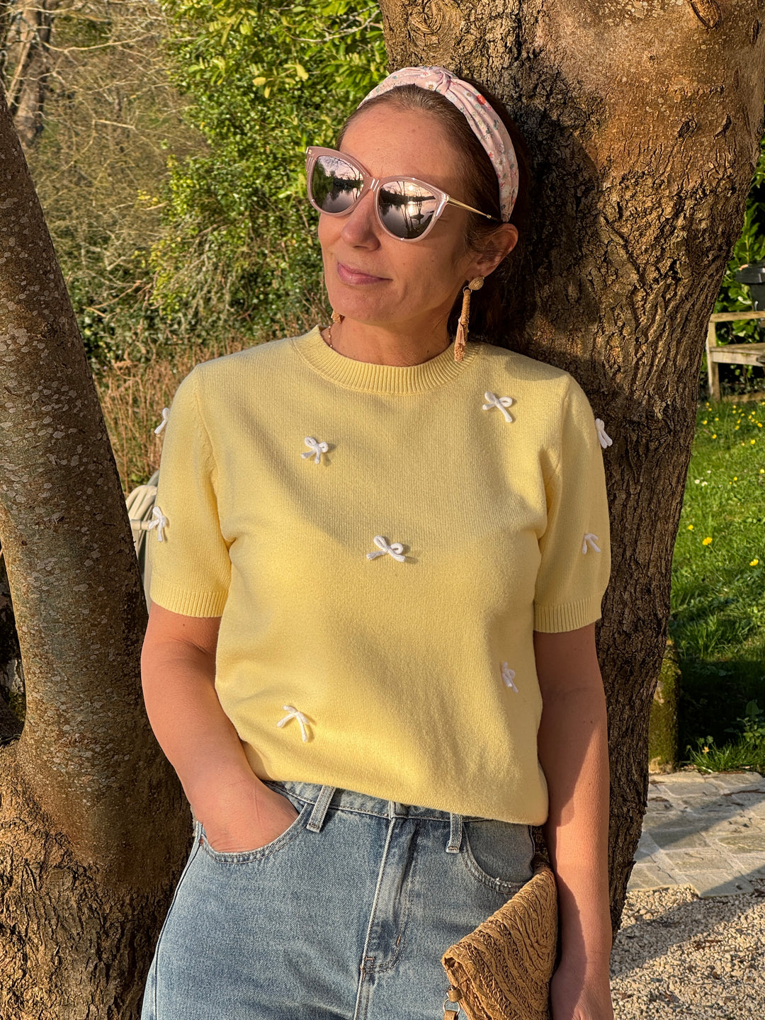 Pull jaune à manches courtes avec petits nœuds blancs en relief apportant une touche originale,  coupe confortable et féminine 