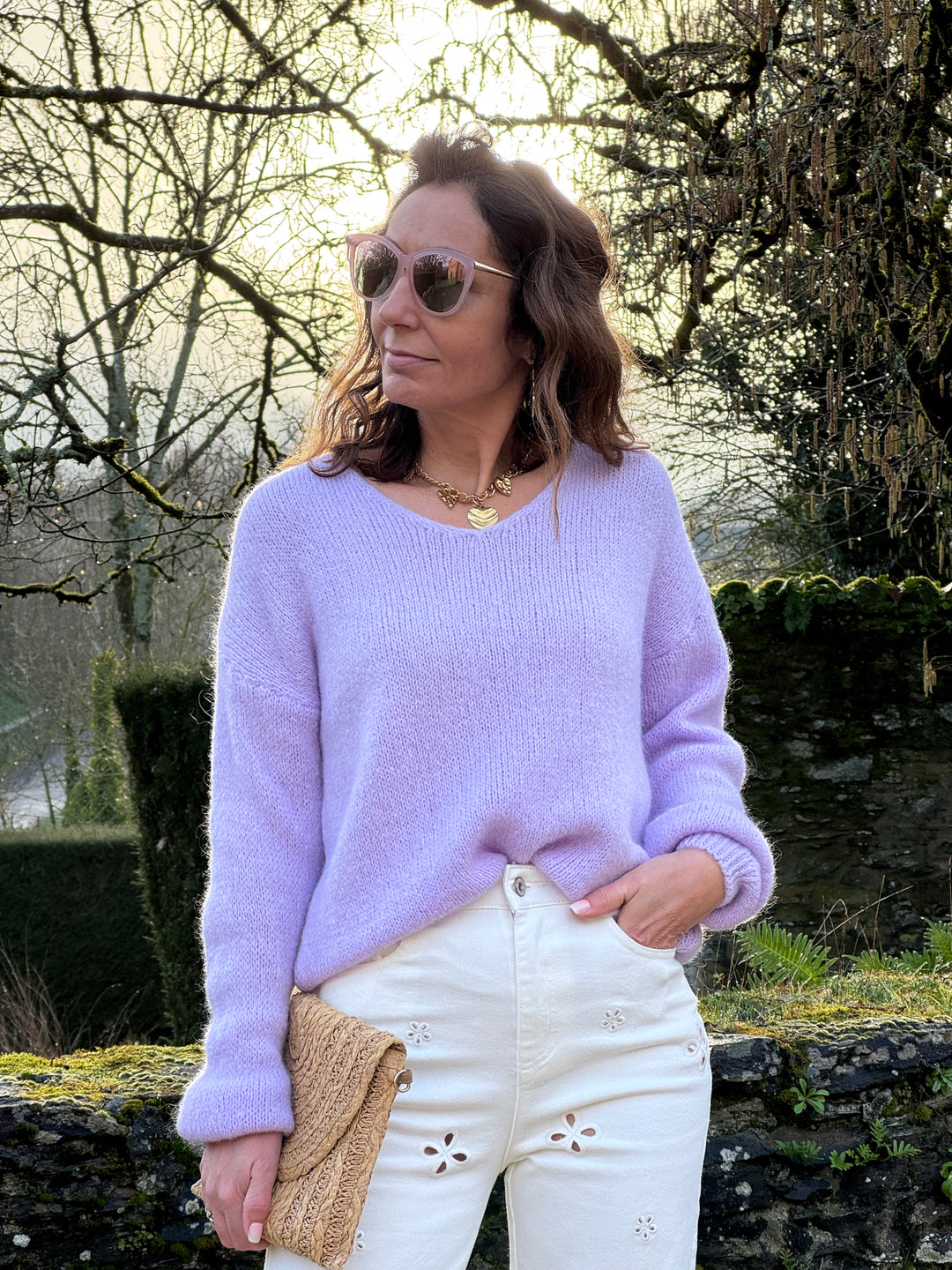 Pull lilas femme col V en maille douce avec manches longues et bas resserrés, pull pastel confortable et tendance pour la mi-saison