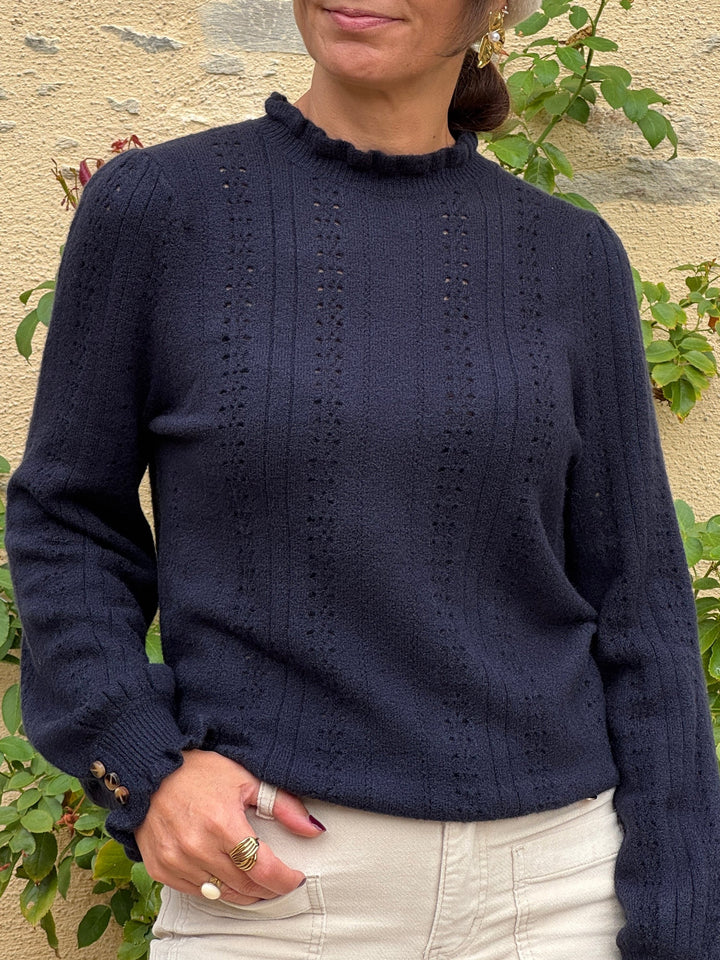 Pull marine col rond MAXIME La Petite Étoile pour femme avec maille ajourée, détails volantés au col et poignets boutonnés.