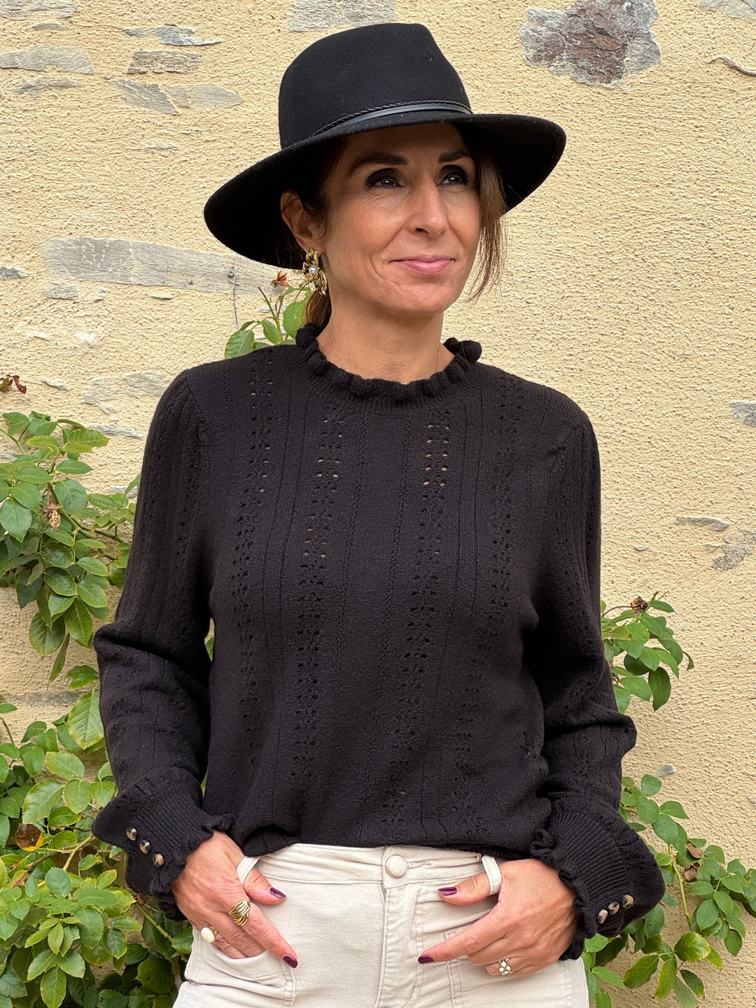 Pull noir col rond MAXIME La Petite Étoile pour femme avec maille ajourée, col légèrement volanté et poignets boutonnés.