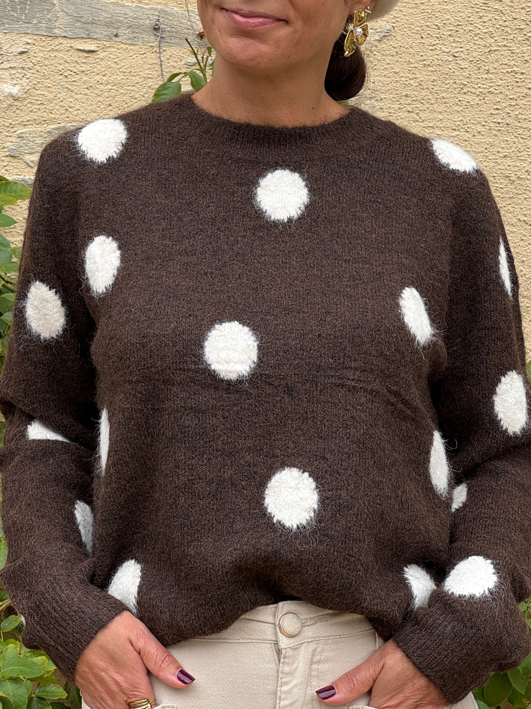 Pull PHILOMENE In April 1986 marron à gros pois écrus, col rond et manches longues, maille douce pour femme.