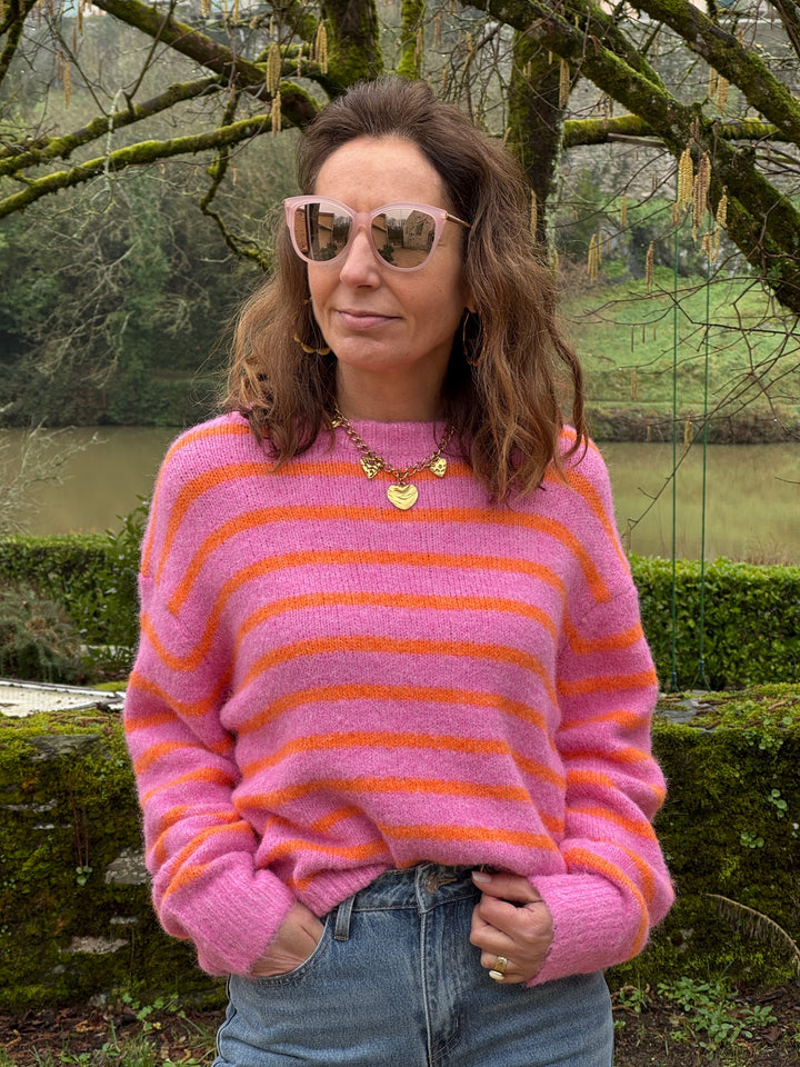 Pull femme col rond rose fuchsia avec rayures horizontales orange, manches longues et maille douce tendance