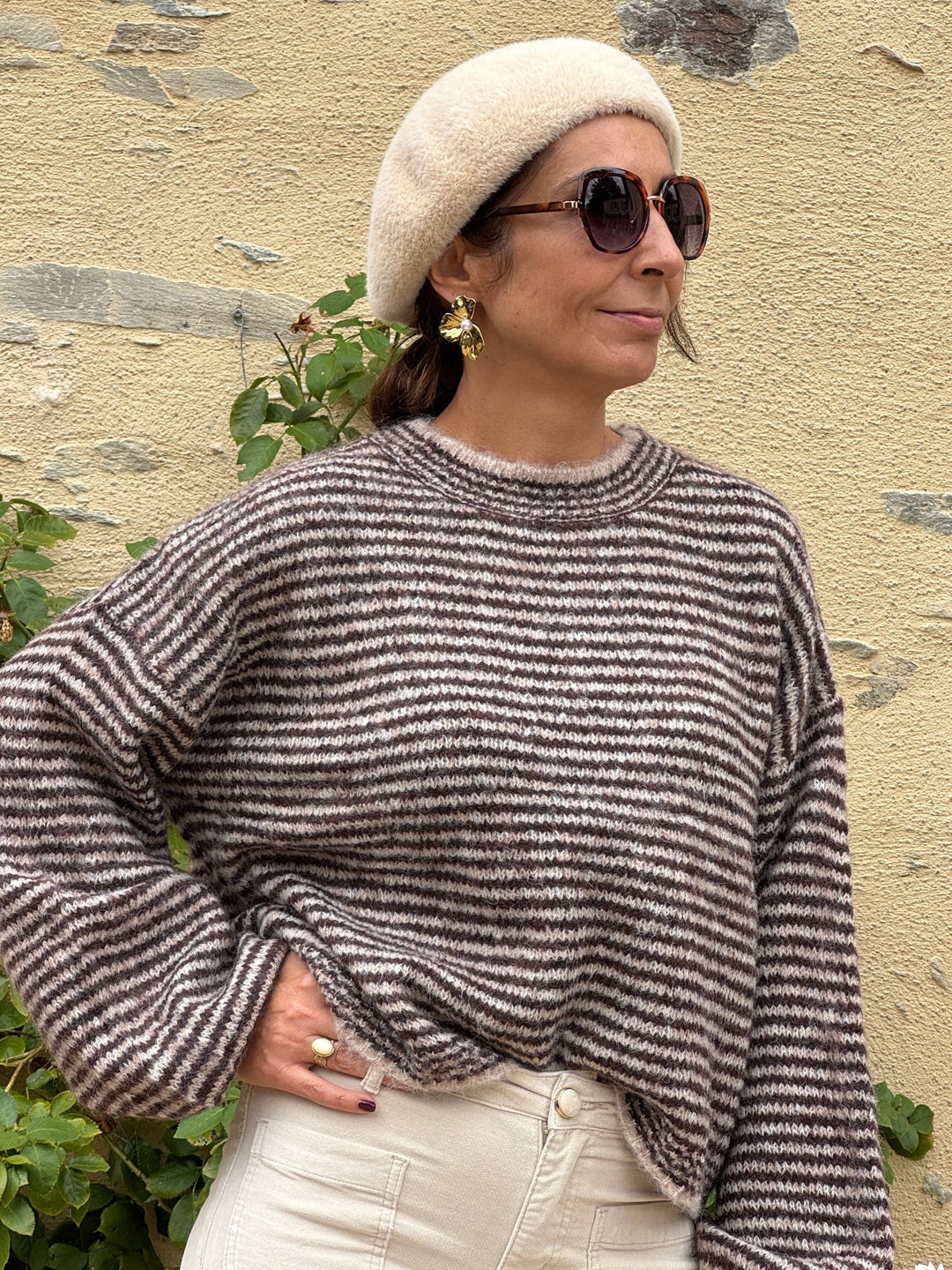 Pull GAETAN In April 1986 à fines rayures marron chocolat et beige, col rond, manches longues et coupe ample pour femme.