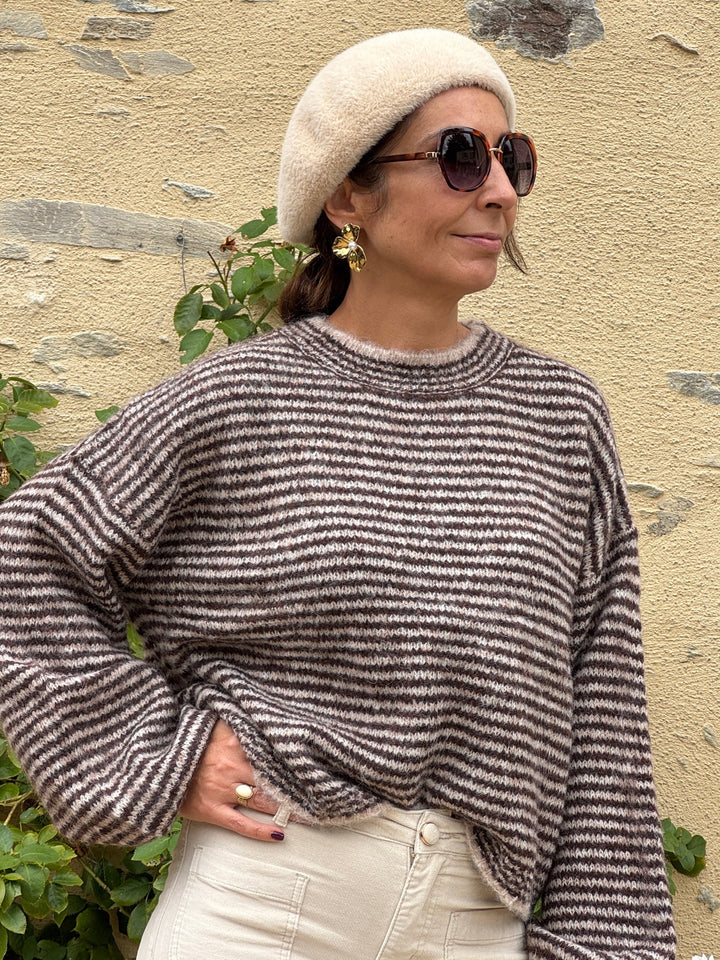 Pull GAETAN In April 1986 à fines rayures marron chocolat et beige, col rond, manches longues et coupe ample pour femme.